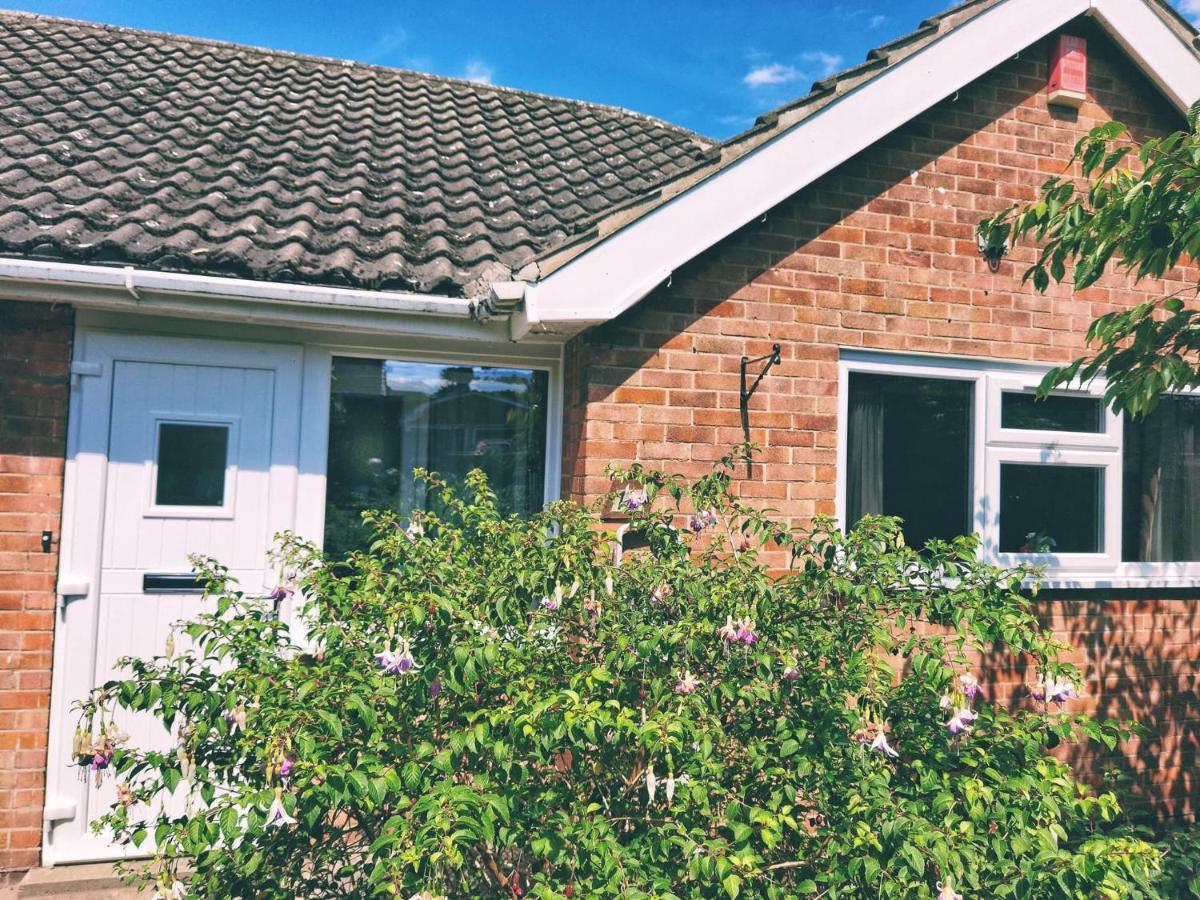 Fourth Avenue, Lovely Bungalow Available For Guests And Contractors Parking Wifi Nottingham Kültér fotó