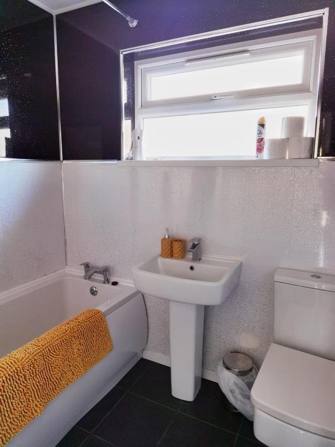 Fourth Avenue, Lovely Bungalow Available For Guests And Contractors Parking Wifi Nottingham Kültér fotó